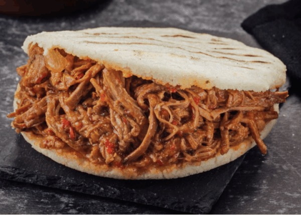 Arepa con carne desmechada (Tonijn)